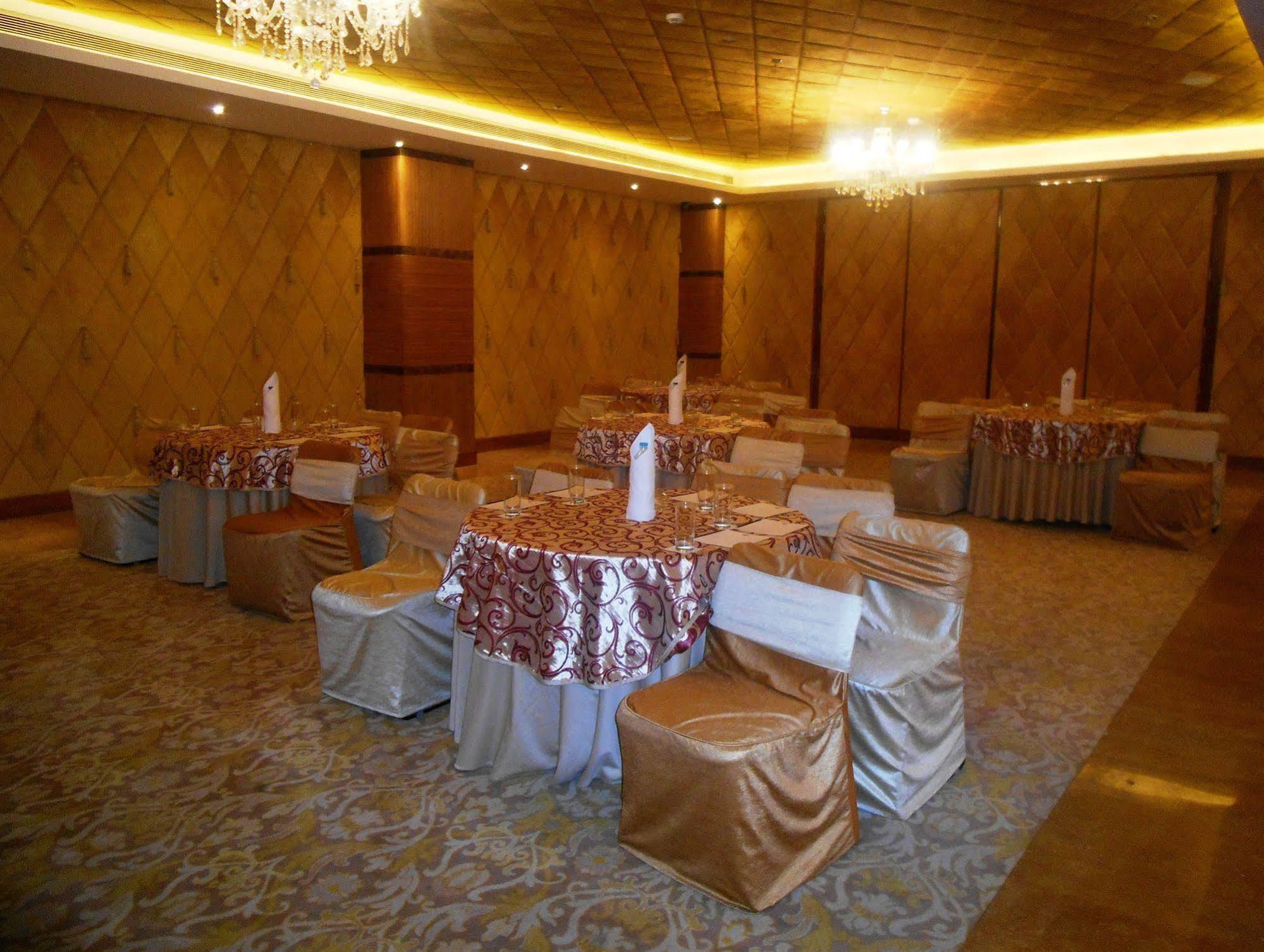 Country Inn & Suites By Radisson, Meerut Ngoại thất bức ảnh